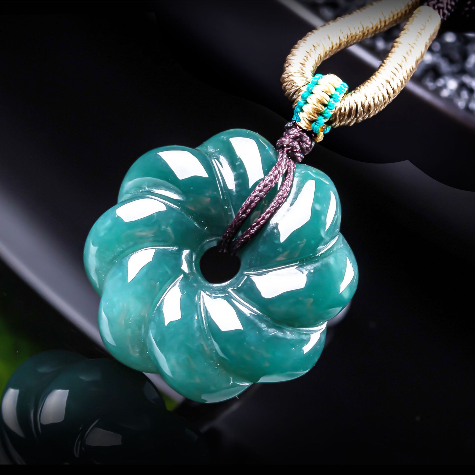 Luxury Gifts Jewelry & Watches Namfleg Mostar - Натуральный бирманский жадеитовый кулон в форме