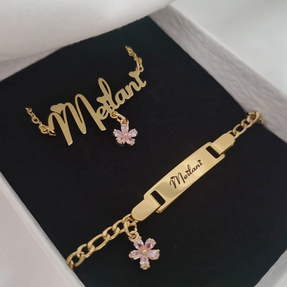 Engraved Name Necklace - LeeChee Маленькая подвеска с цветком из